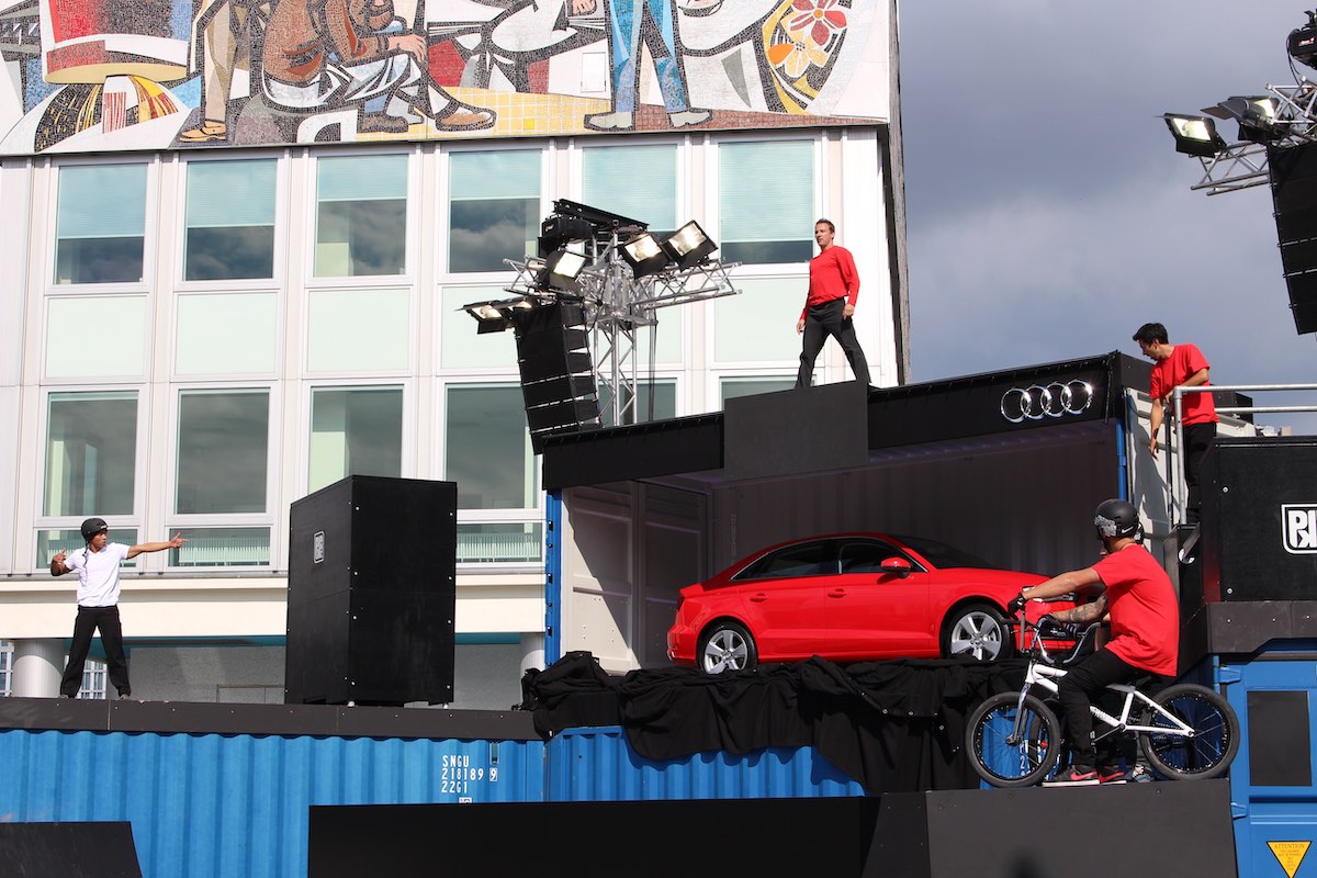 Auto Show für Audi mit Akrobaten und Streetart