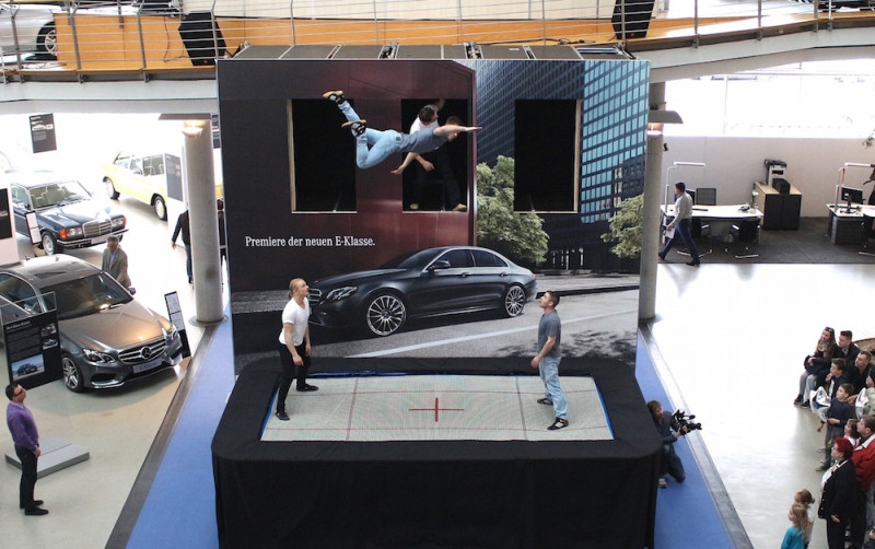 Trampolinshow mit Mercedes Branding