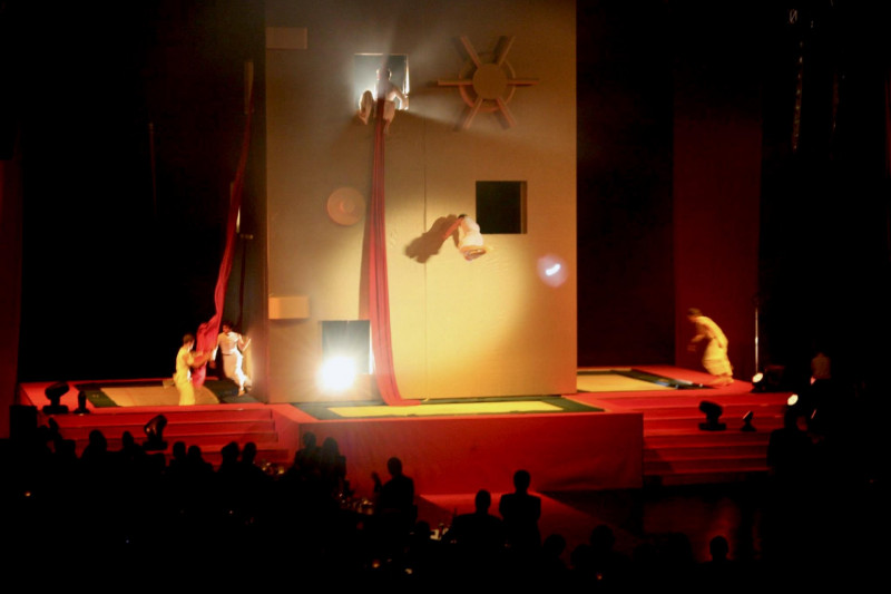 Tresor Thema Trampolin Inszenierung