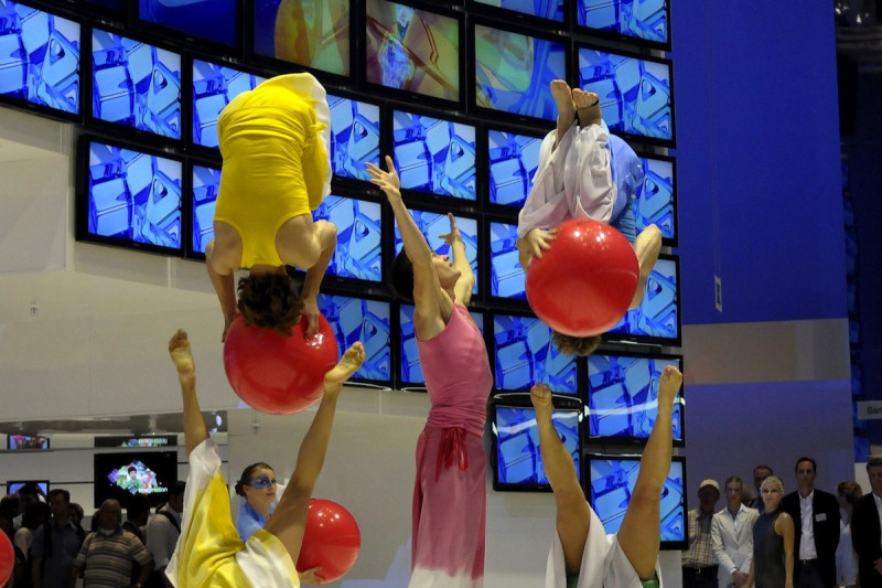 Saltos mit Bällen zur IFA Samsung Messeshow