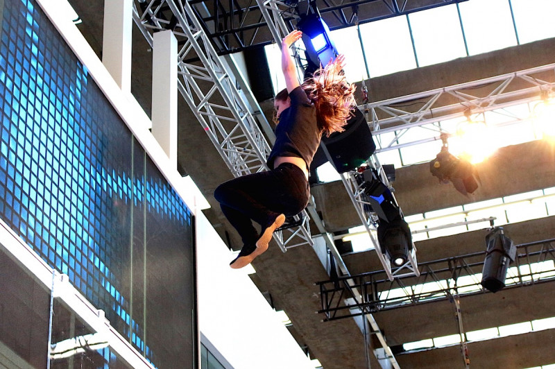 Trampolin Künstlerin hebt ab