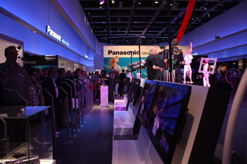 Panasonic Handstandakrobatik auf der IFA