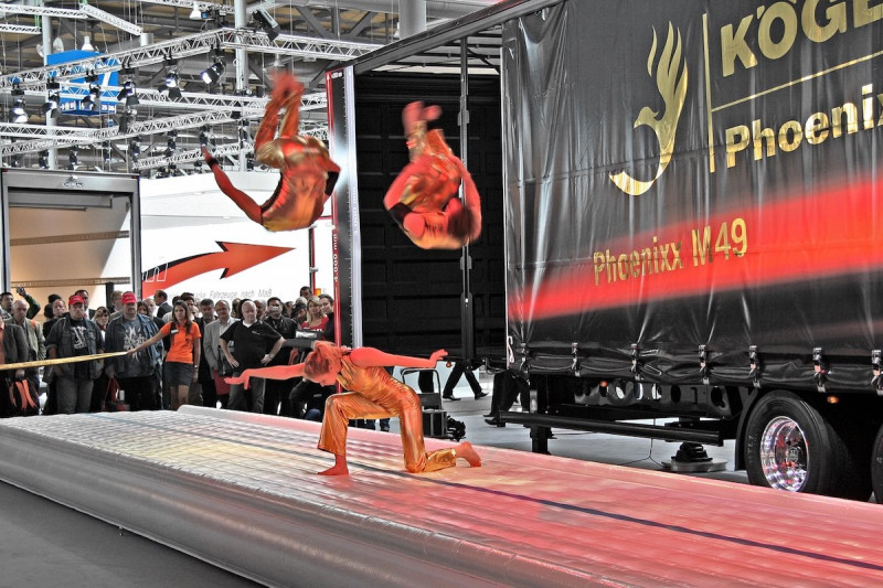 Airtrack Messeshow - synchoner Salto