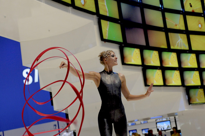 Gymnastin mit Band auf Samsung Messebühne