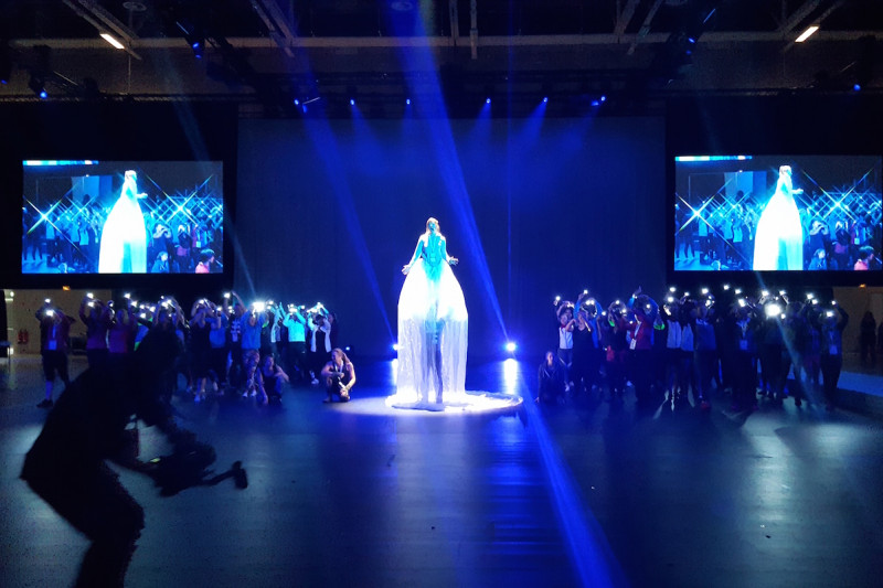 Opernsängerin mit Artisten