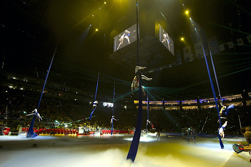 Acht Luftartisten synchron in Arena Show