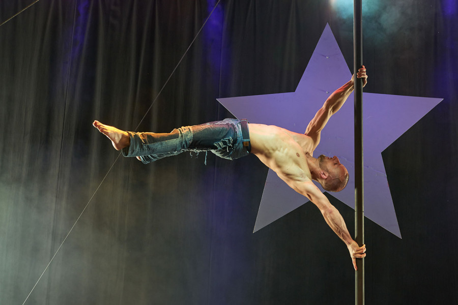 Mastakrobatik mit totaler Körperbeherrschung