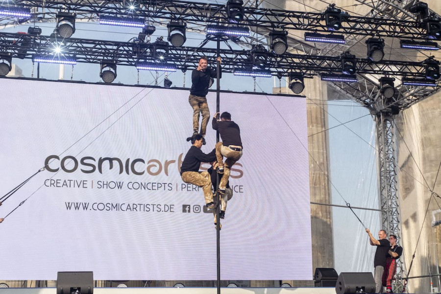 Outdoor Pole Akrobatik