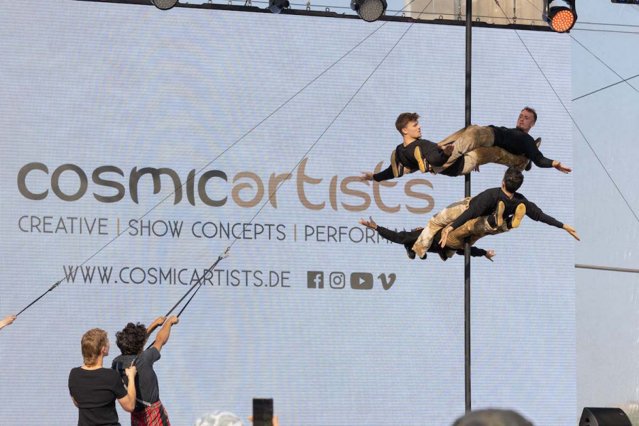 Cosmic Artists mit Chinese Pole am Brandenburger Tor