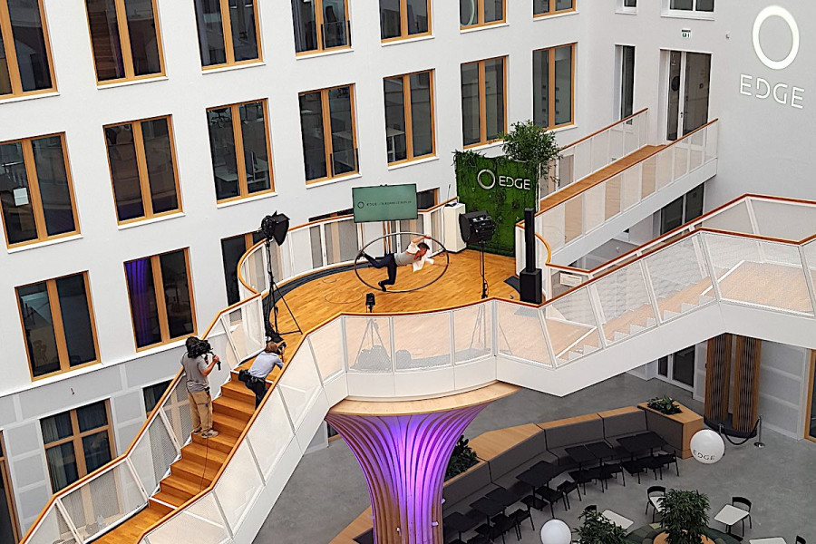 Cyr Wheel Act für Gebäude Einweihung