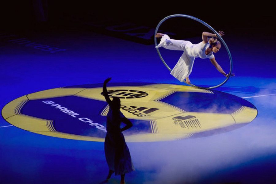 Cyr Wheel Akrobat für Halbzeitshow