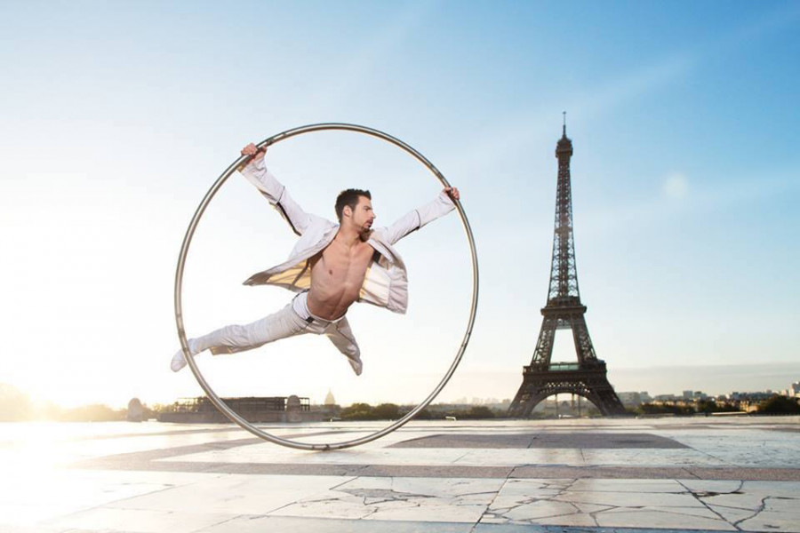 Cyr Wheel Artist vor Eifelturm