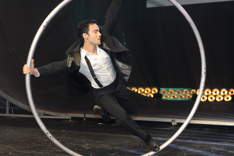 Cirque du Soleil Artist für Cyr Wheel Act