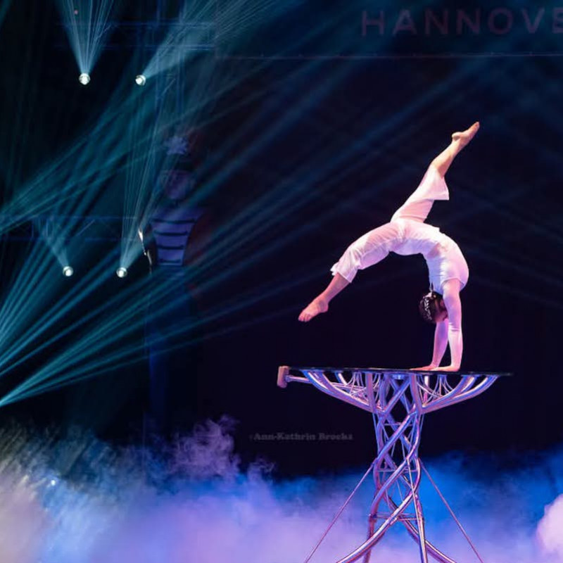 Handstand Artistik Act