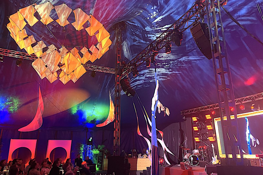 Luftakrobatik im Eventzelt zum Jubiläum