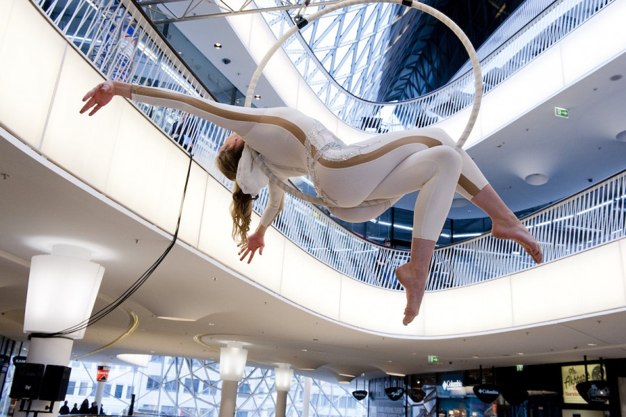 Luftring Figur über Zuschauern