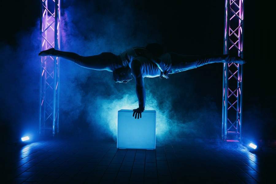 Hebefigur auf einem LED Cube