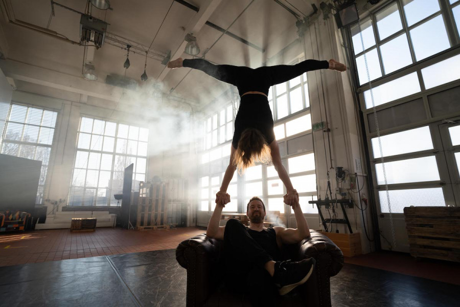 Akrobatik Sportmodels im Studio