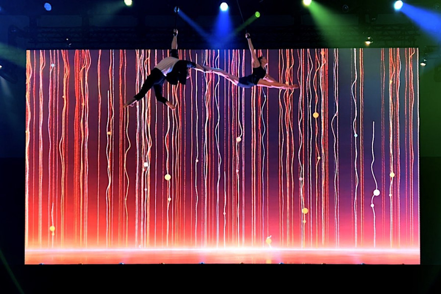 Duo Straps Act up in the air