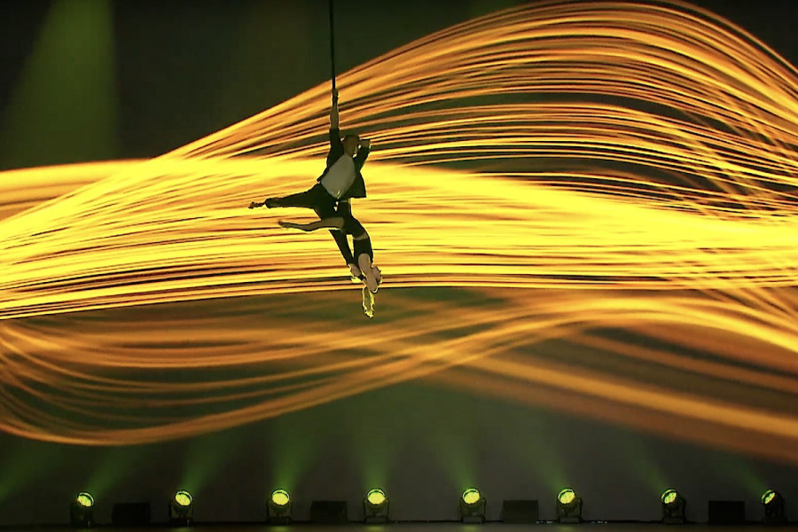 Aerial Strapaten Akrobatik