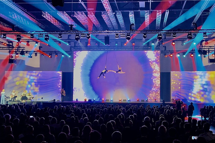 Strapaten Inszenierung vor großer LED Wall