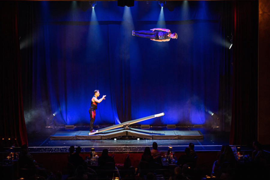 Cirque Du Soleil Artisten auf einem Schleuderbrett