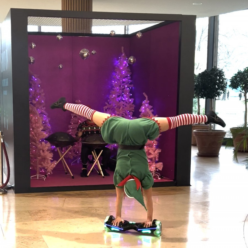 Handstand Walk Act mit Kostüm