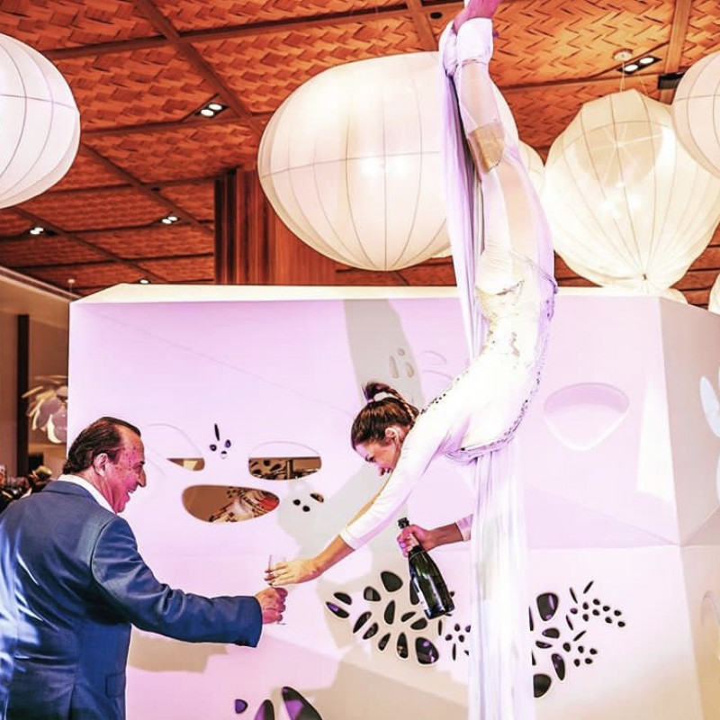 kopfüber hängend Serviererin