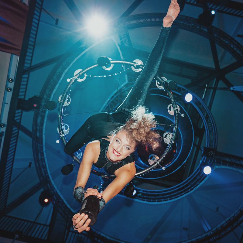 Luftkellnerin - Ausschank über den Köpfen