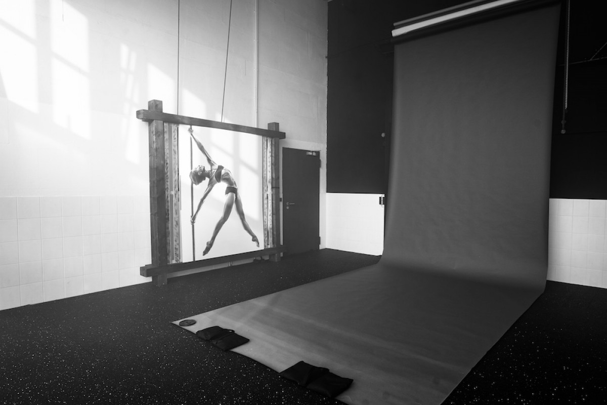 Fotostudio mit ausgerollter Leinwand