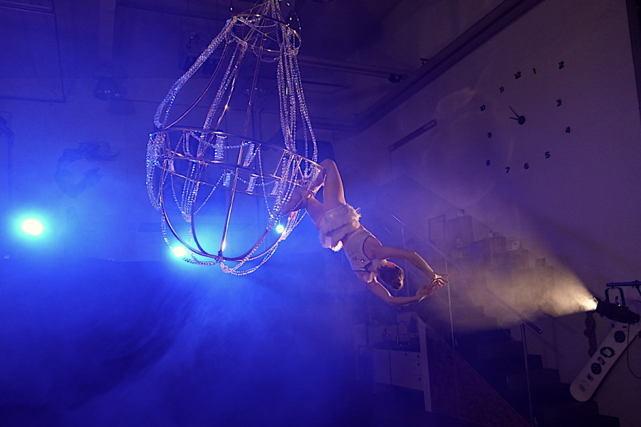 Aerial Kronleuchter mit Artistin im Y´Not Art-Loft